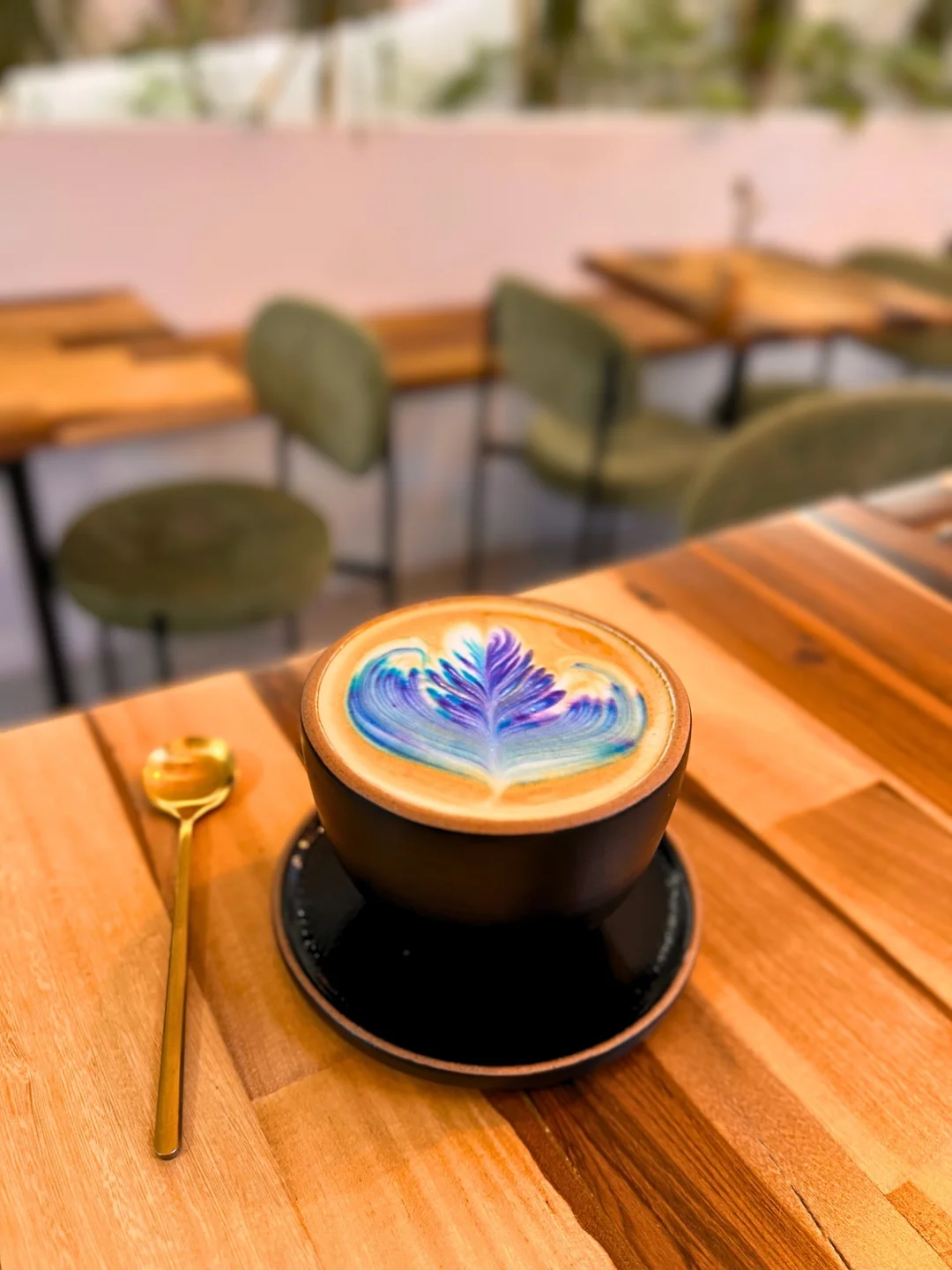 Latte art de colores en MAO Café de Especialidad